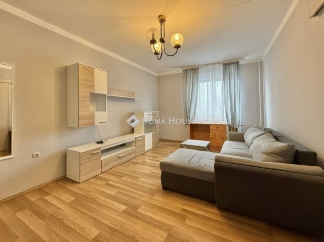 Eladó panellakás, Pécsett 38 M Ft, 2 szobás