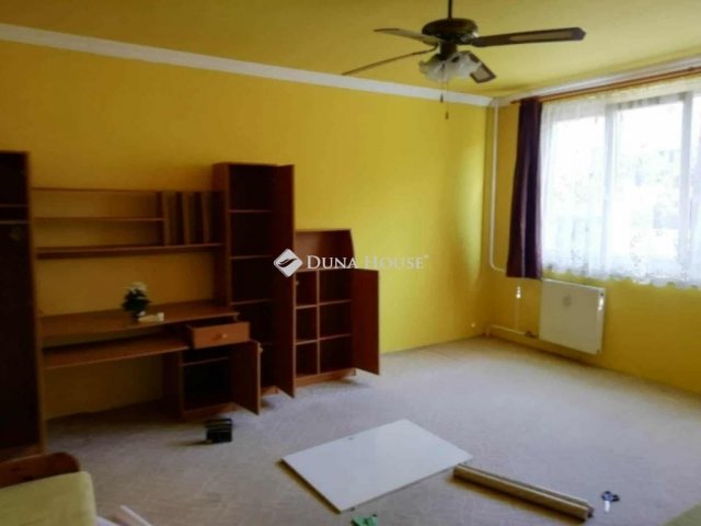 Eladó panellakás, Cegléden 32.5 M Ft, 1 szobás