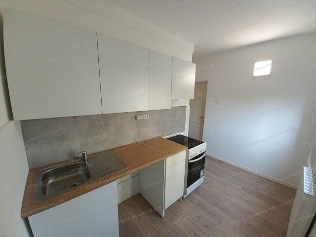 Eladó panellakás, Oroszlányban, Táncsics Mihály úton, 3 szobás