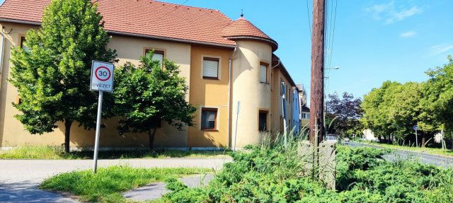 Eladó családi ház, Szegeden 299 M Ft, 8 szobás