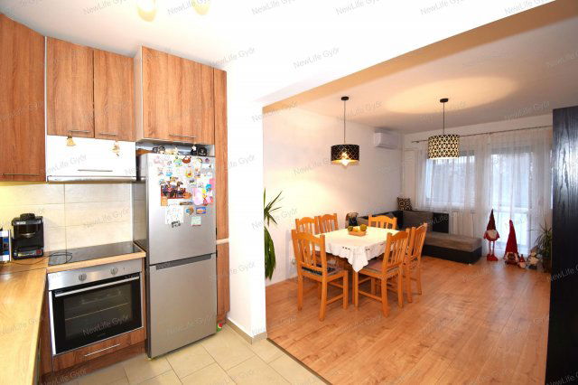 Eladó panellakás, Győrött 55.99 M Ft, 2+1 szobás