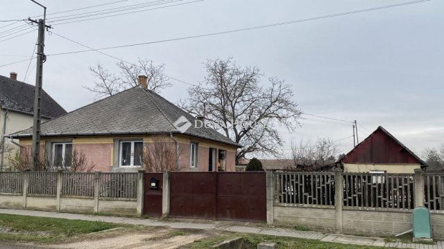 Eladó családi ház, Tápióbicskén 35 M Ft, 2 szobás