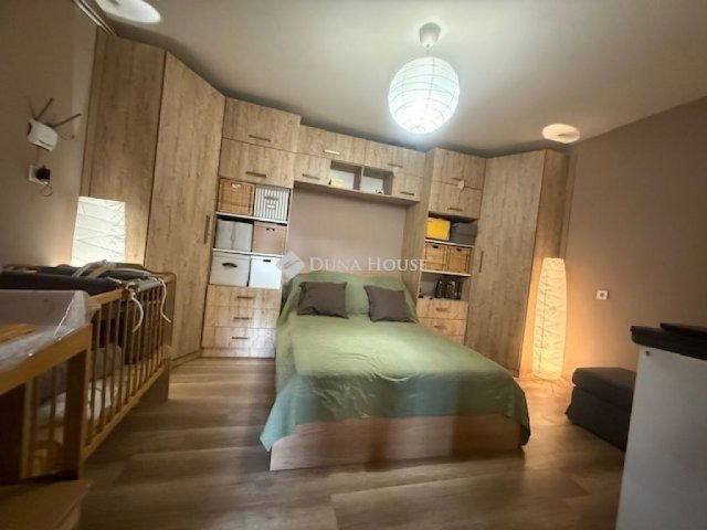 Eladó családi ház, Vecsésen 88 M Ft, 5 szobás