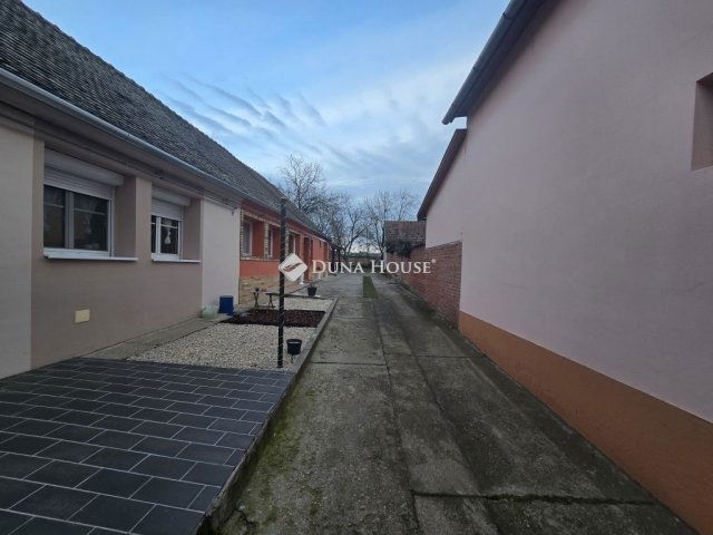 Eladó téglalakás, Baján 43 M Ft, 3 szobás