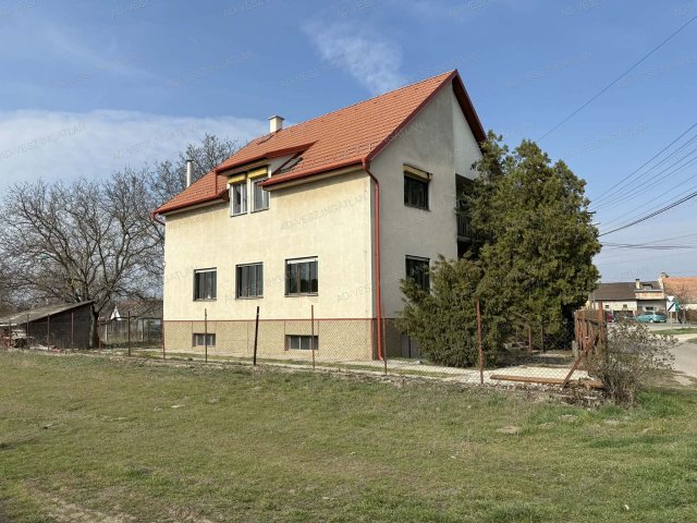 Eladó családi ház, Ócsán 85 M Ft, 9 szobás
