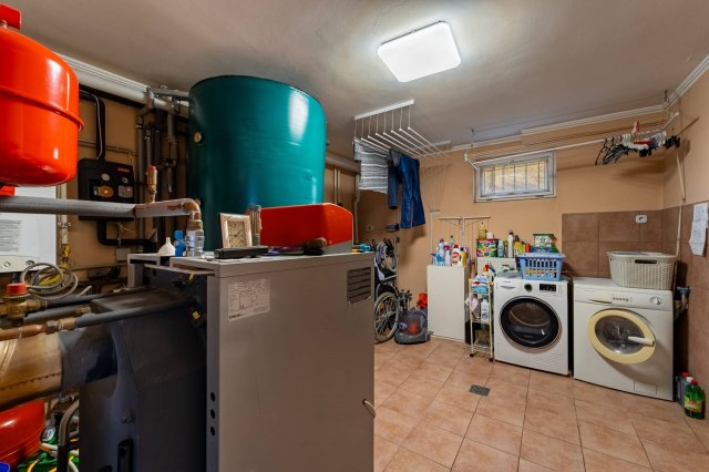 Eladó családi ház, Pomázon 199 M Ft, 12 szobás