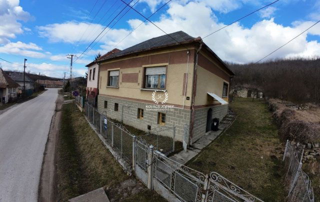 Eladó családi ház, Csokvaományban 8.5 M Ft, 5 szobás