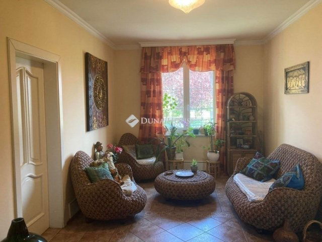 Eladó családi ház, Vácon 275 M Ft, 8 szobás