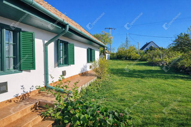 Eladó családi ház, Sukorón 82 M Ft, 4 szobás