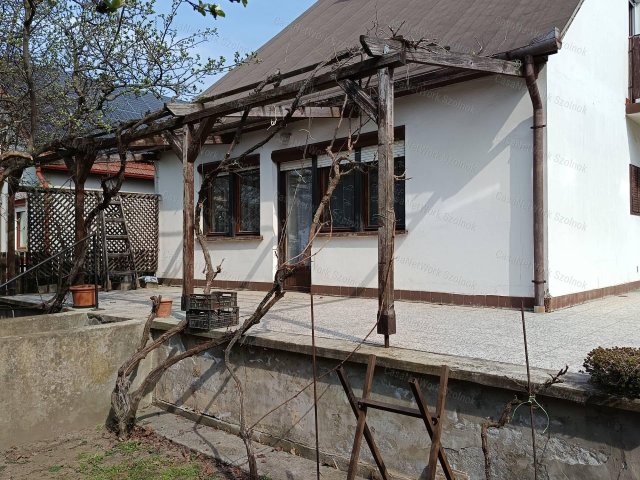 Eladó családi ház, Szolnokon 99.99 M Ft, 5 szobás