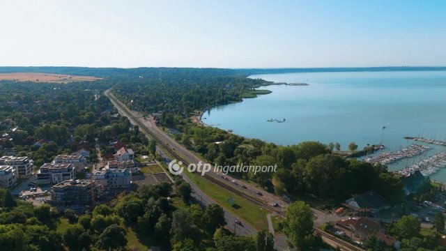 Eladó téglalakás, Balatonkenesén 122.1 M Ft, 3 szobás