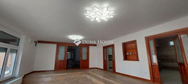 Eladó családi ház, Makón 79.99 M Ft, 4 szobás