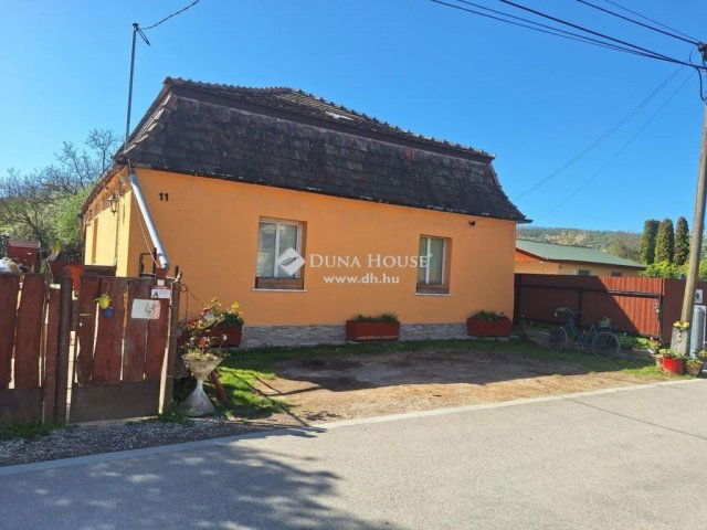 Eladó családi ház, Neszmélyen 65.9 M Ft, 8 szobás