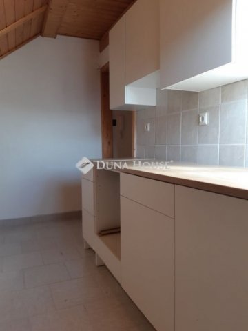 Eladó panellakás, Kecskeméten 38.4 M Ft, 3 szobás