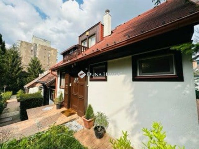 Eladó sorház, Budapesten, XII. kerületben, Nógrádi utcában