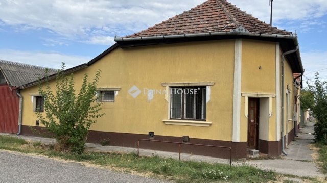 Eladó családi ház, Kiskunfélegyházán 34.99 M Ft, 1 szobás