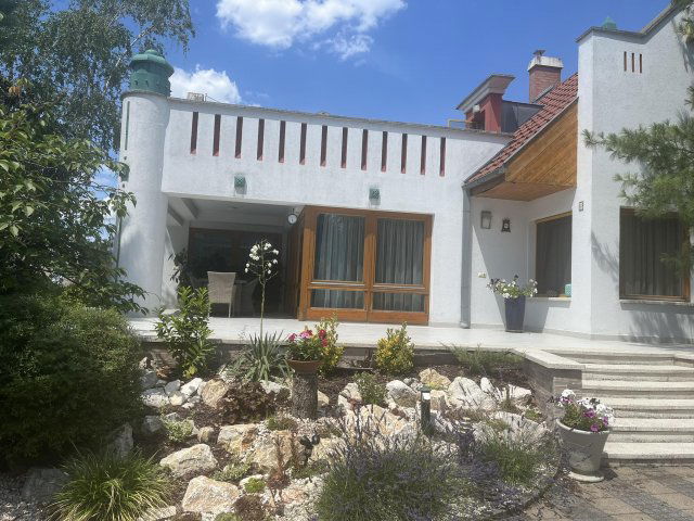 Eladó családi ház, Kecskeméten 150 M Ft, 6+2 szobás