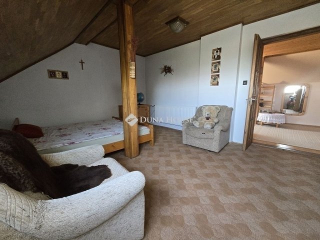 Eladó családi ház, Pécsett 149.9 M Ft, 6 szobás