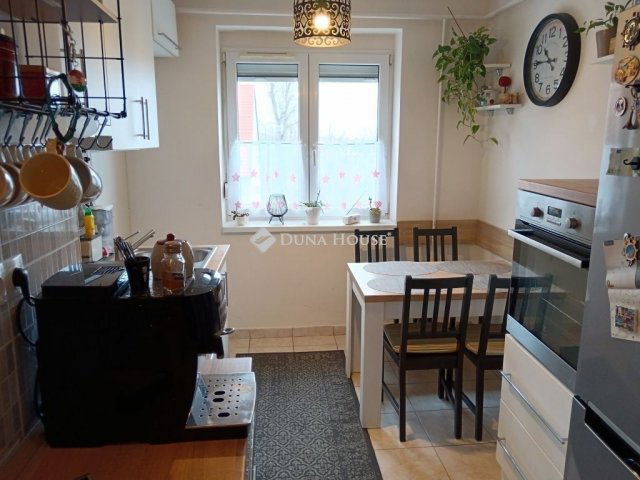 Eladó téglalakás, Pécsett 46.9 M Ft, 3 szobás