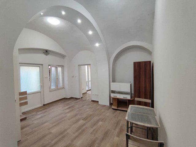 Eladó téglalakás, Esztergomban 24.99 M Ft, 2 szobás