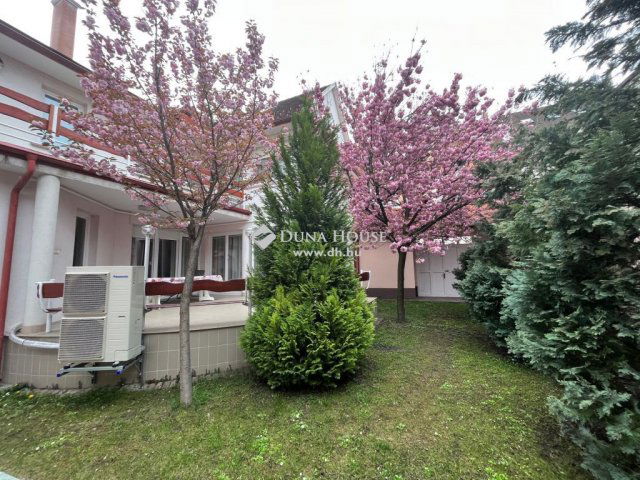 Eladó családi ház, Kecskeméten 210 M Ft, 9 szobás