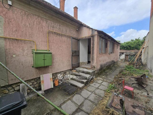 Eladó családi ház, Pápán 25.9 M Ft, 3 szobás