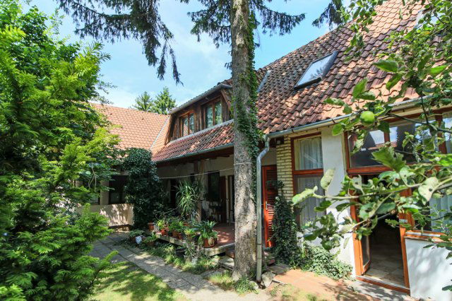 Eladó családi ház, Nagykovácsiban 155 M Ft, 13 szobás