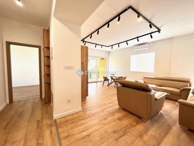 Eladó téglalakás, Pécsett 79.9 M Ft, 5 szobás