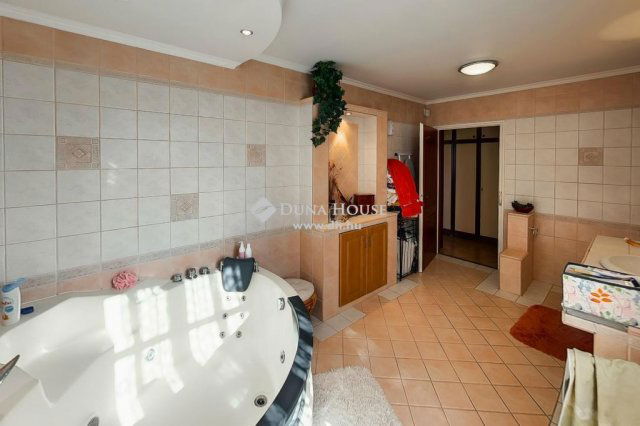 Eladó családi ház, Kecskeméten 119 M Ft, 6 szobás