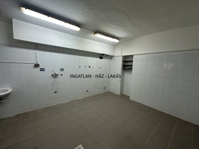 Eladó üzlethelyiség, Budapesten, XI. kerületben, Dombóvári úton