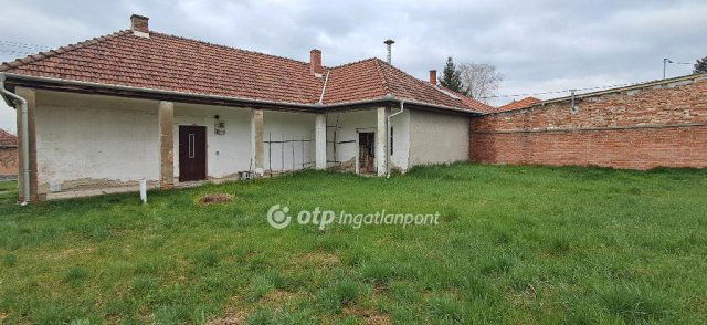 Eladó családi ház, Apcon 12 M Ft, 3 szobás