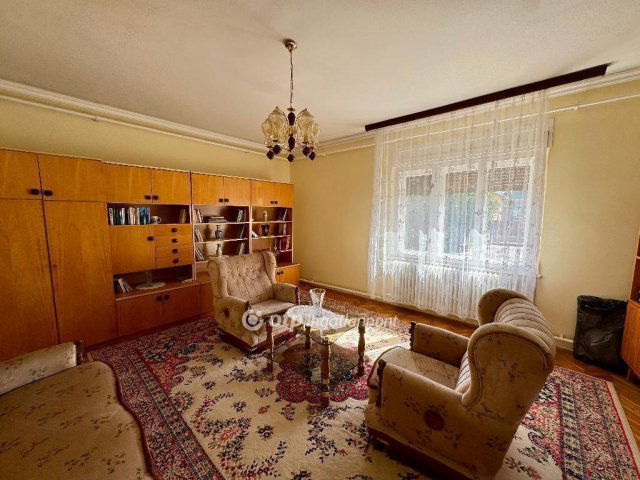 Eladó családi ház, Szegeden 75.9 M Ft, 3 szobás