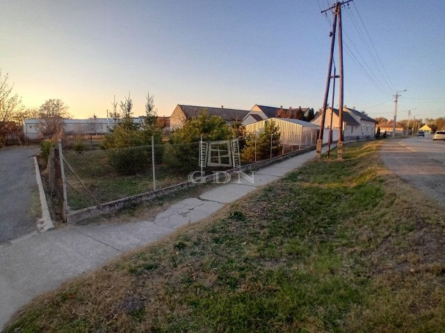 Eladó családi ház, Hajóson 23.5 M Ft, 4 szobás