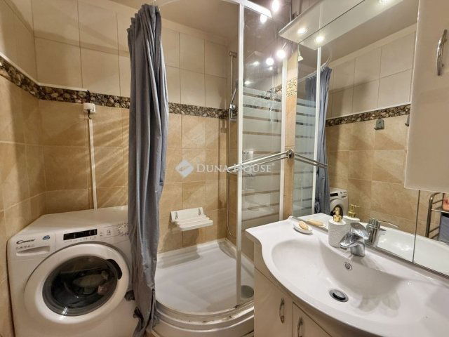 Eladó panellakás, Pécsett 47.9 M Ft, 4 szobás