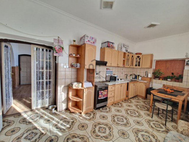 Eladó családi ház, Törtelen 18 M Ft, 6 szobás