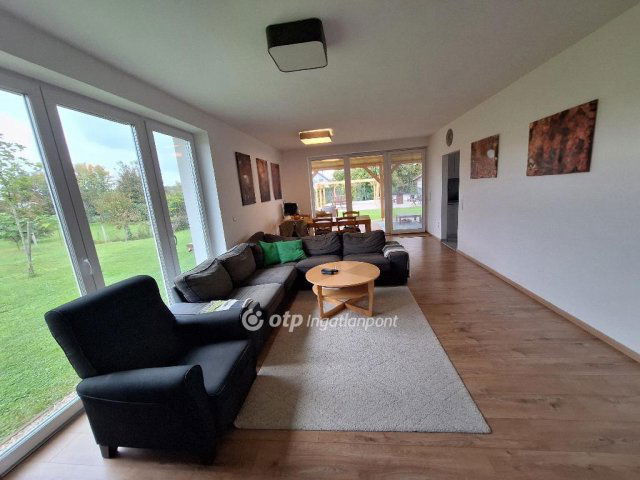 Eladó családi ház, Máriakálnokon 118 M Ft, 5 szobás