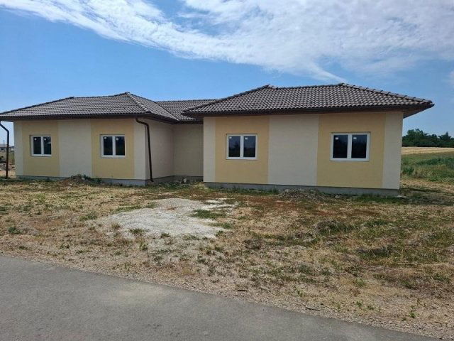 Eladó ikerház, Seregélyesen 65 M Ft, 4 szobás