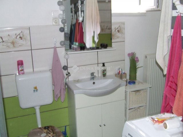 Eladó családi ház, Esztergomban 85 M Ft, 5 szobás