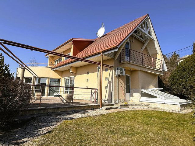 Eladó családi ház, Szentendrén 239.9 M Ft, 5 szobás