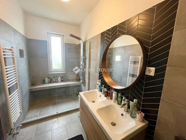 Eladó családi ház, Székesfehérvárott 199.99 M Ft, 5 szobás