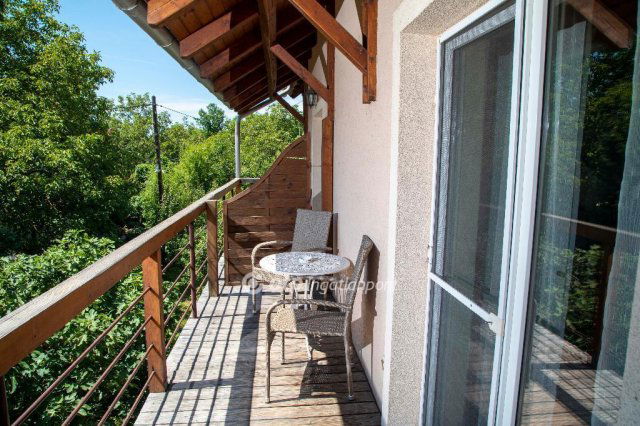 Eladó családi ház, Balatonkenesén 398 M Ft, 11 szobás