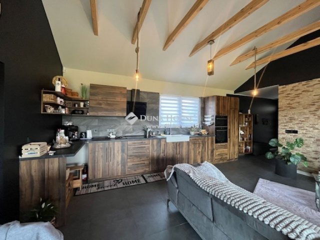 Eladó családi ház, Pécsett 144.5 M Ft, 4 szobás