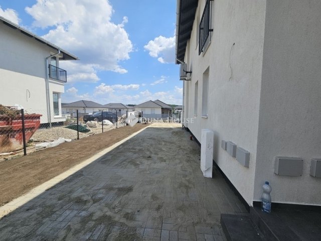 Eladó téglalakás, Mendén 79.9 M Ft, 4 szobás