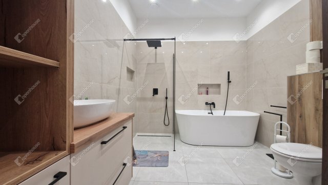 Eladó családi ház, Komáromban 450 M Ft, 7 szobás