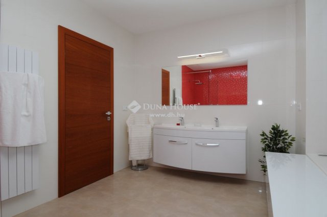 Eladó családi ház, Balatonlelleén 430 M Ft, 5 szobás
