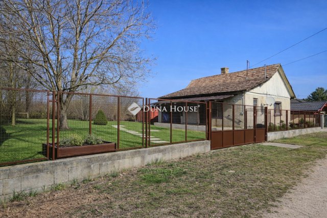 Eladó családi ház, Tóalmáson 10.9 M Ft, 1 szobás