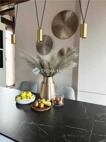 Eladó családi ház, Budapesten, III. kerületben 340 M Ft