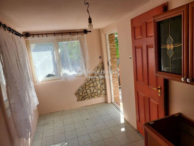 Eladó családi ház, Esztergomban 39.9 M Ft, 2 szobás