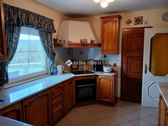 Eladó családi ház, Esztergomban 217.385 M Ft, 8 szobás