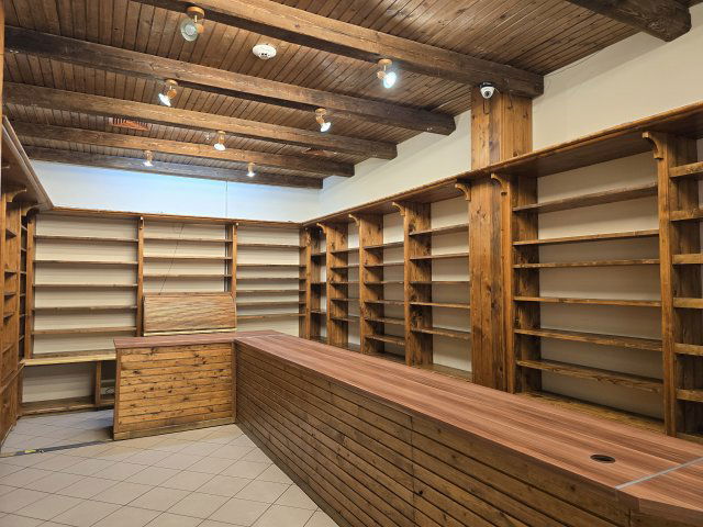 Eladó üzlethelyiség, XV. kerületben, Szentmihályi úton